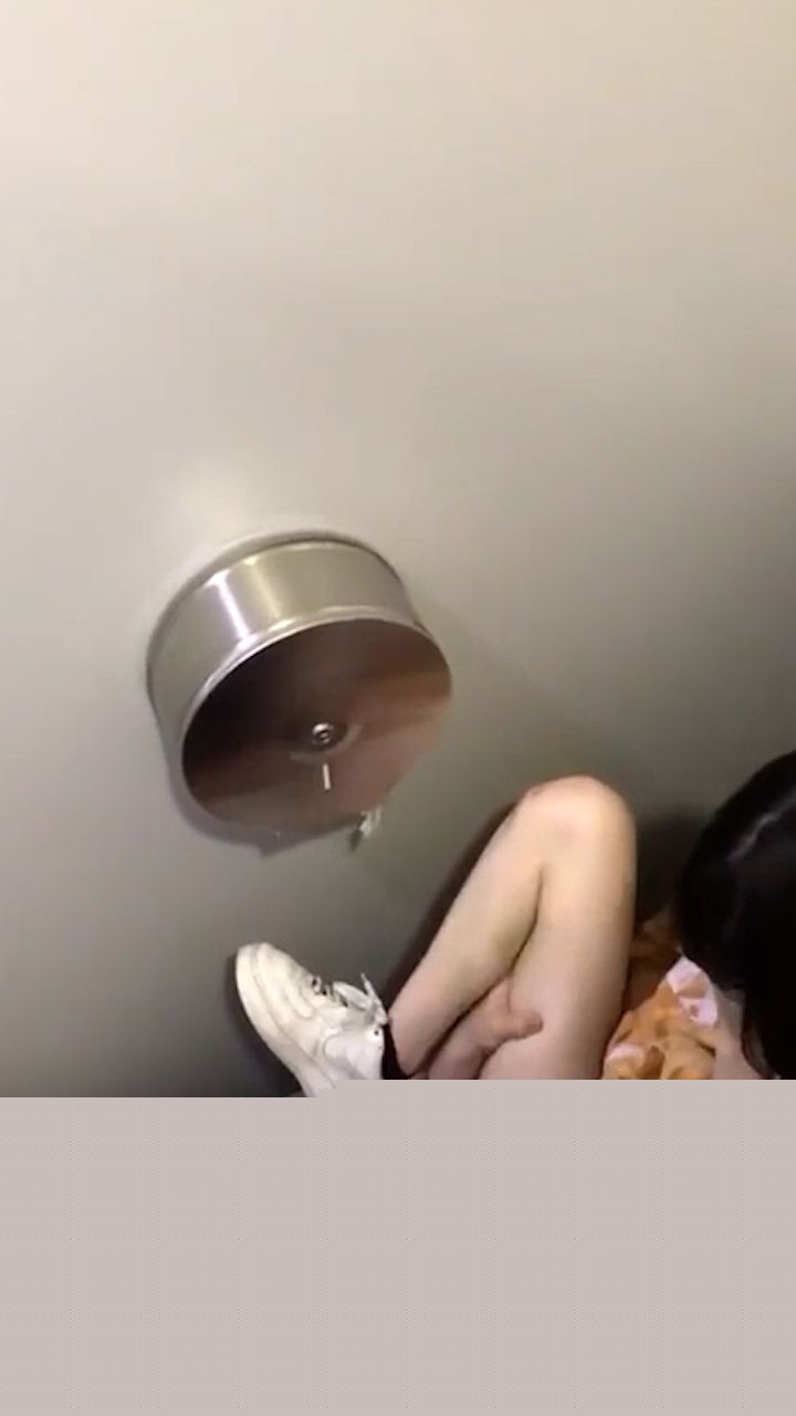 郑州万达广场绿帽厕所大战！6