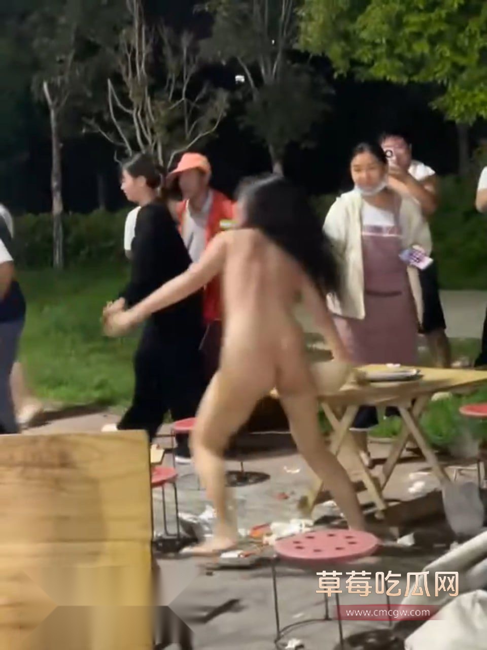 裸女砸场事件2 裸女砸场事件2