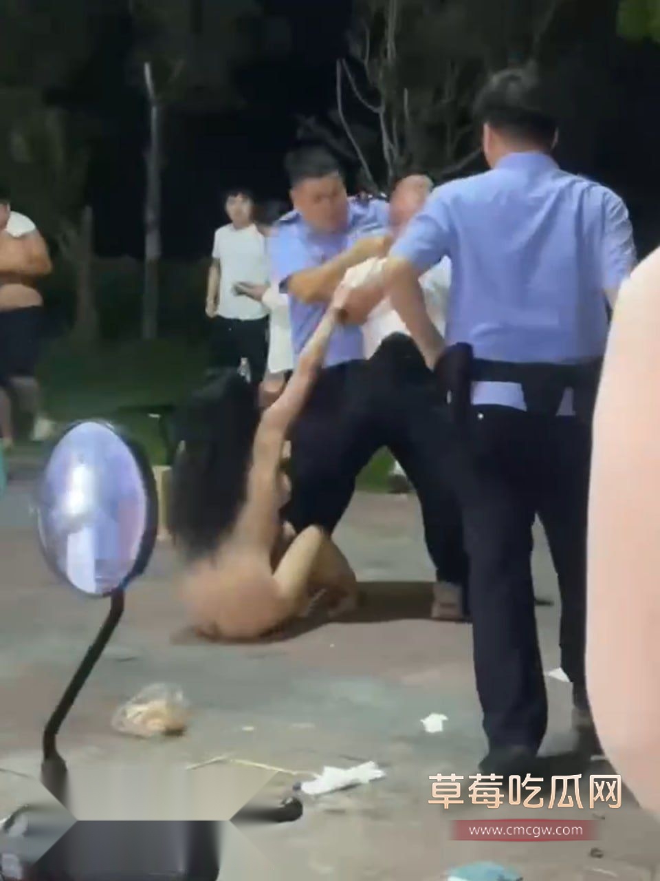 裸女砸场事件3 裸女砸场事件3