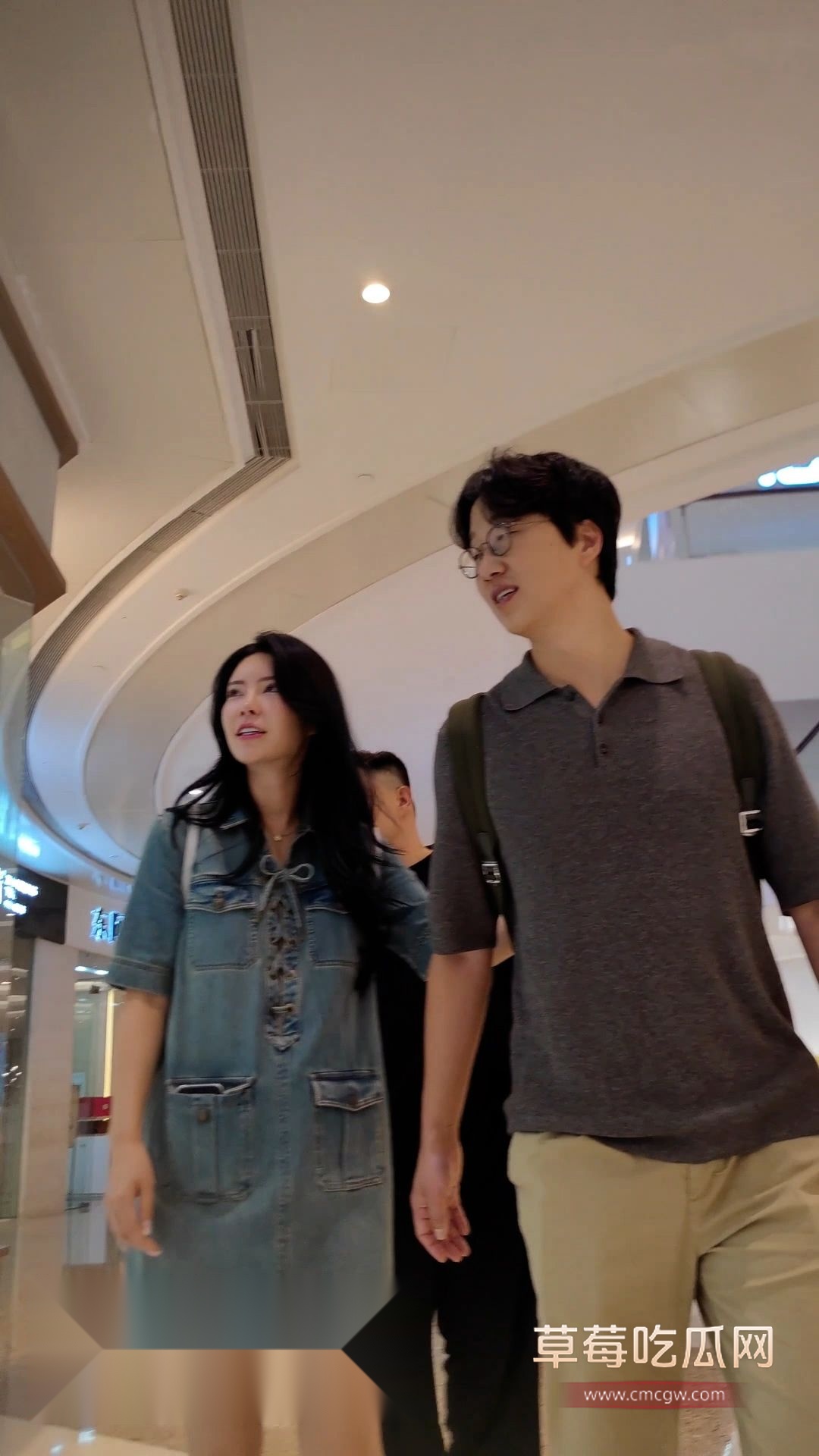 街头真实抄底网红脸美女1