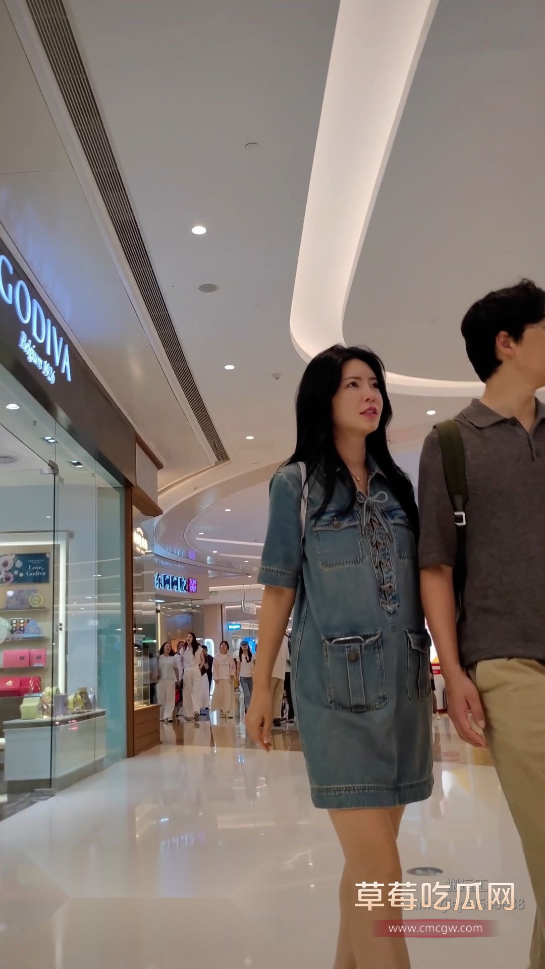 街头真实抄底网红脸美女2