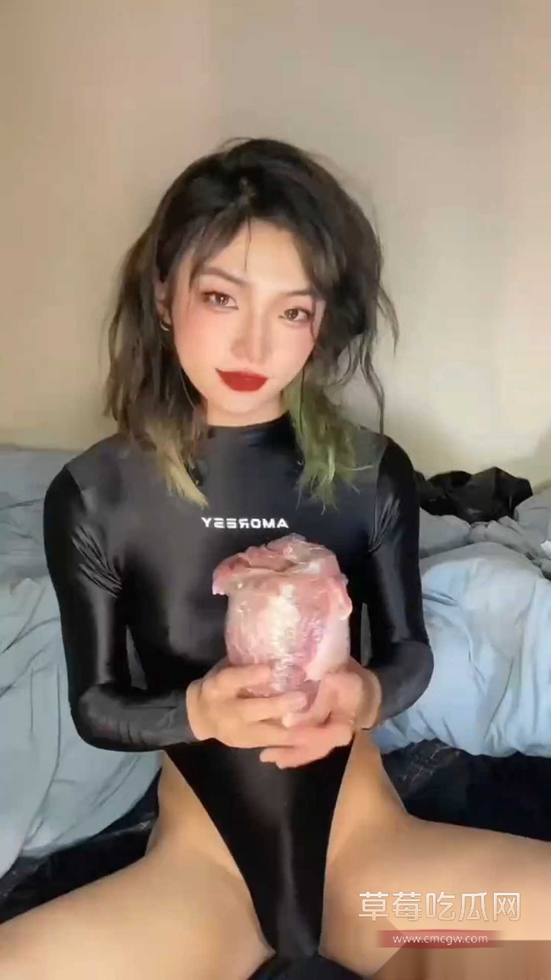 抽象男娘玩猪肉飞机杯 2