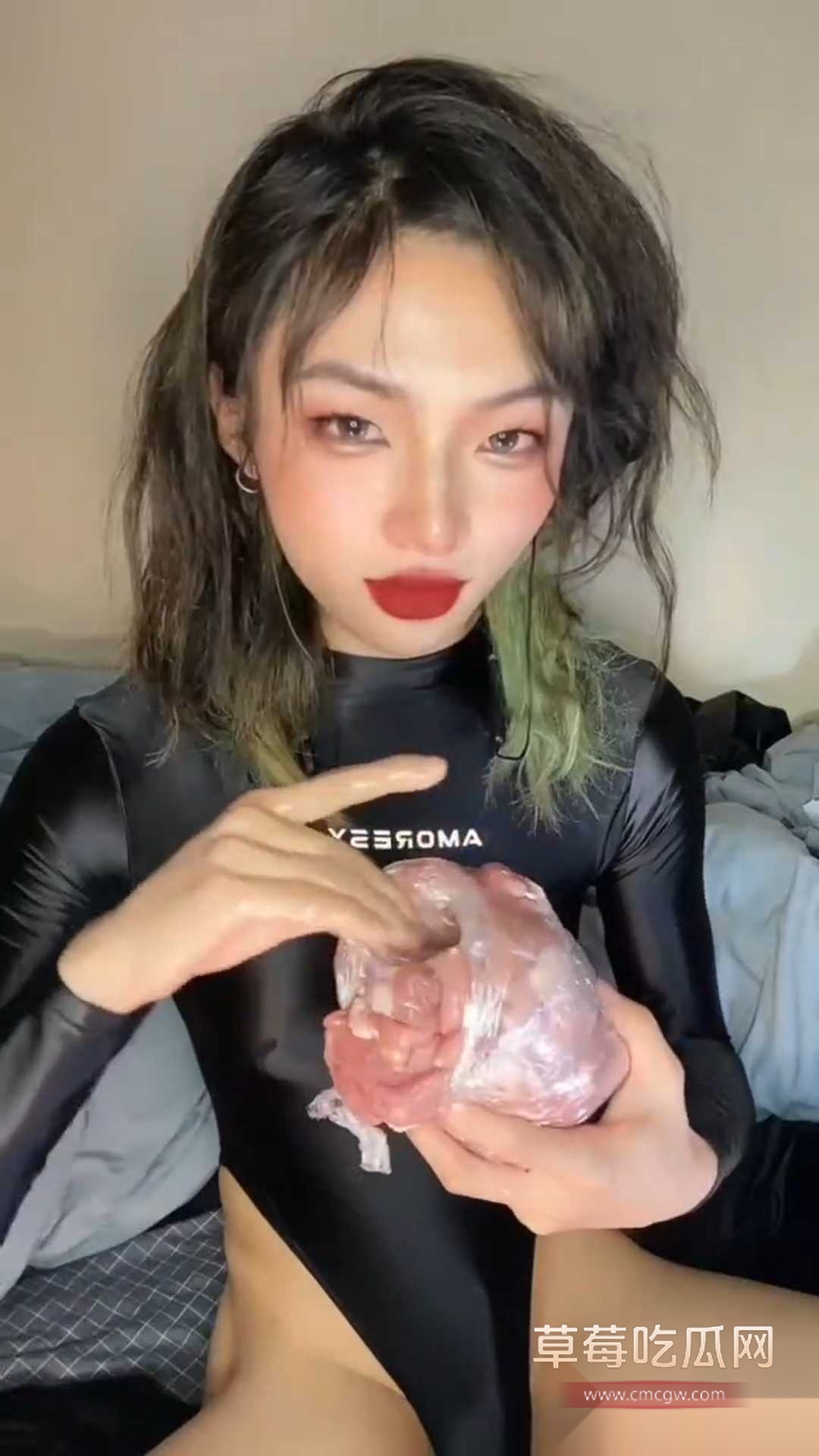 抽象男娘玩猪肉飞机杯 3