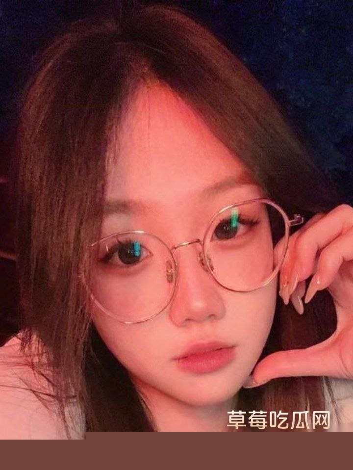 性感极品身材眼镜妹 33