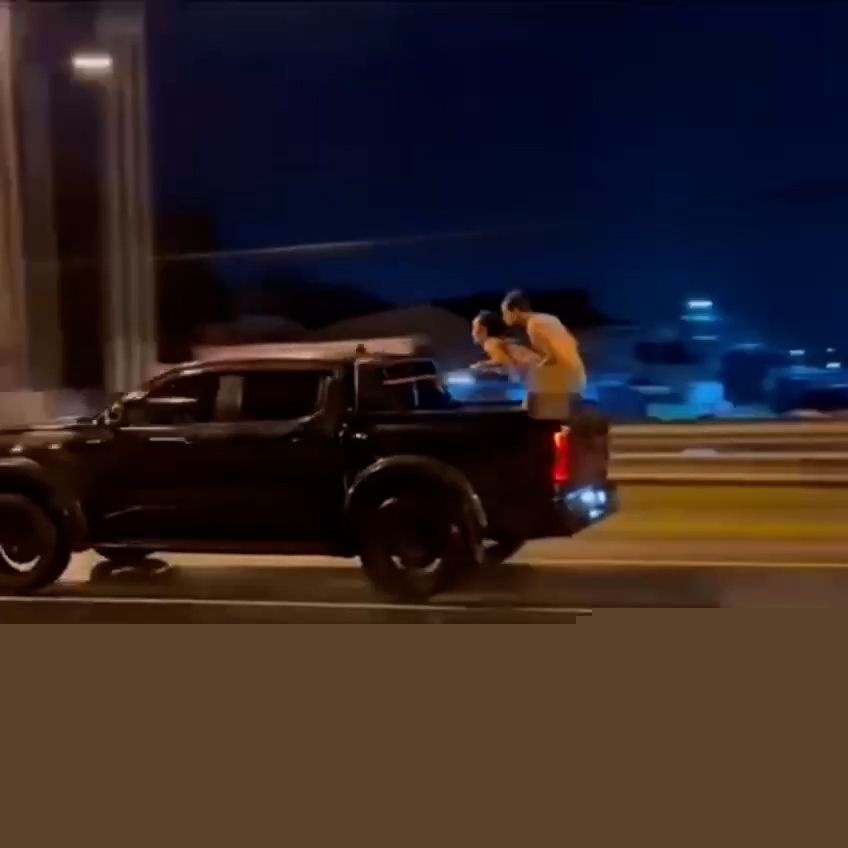 在皮卡车上操逼1