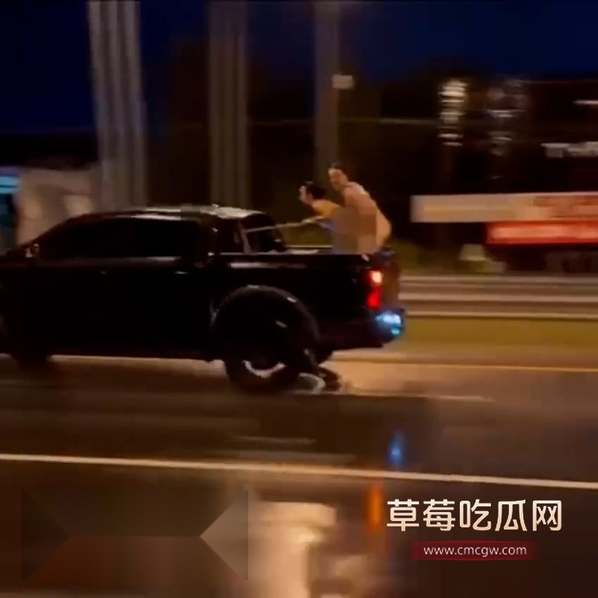 在皮卡车上操逼2