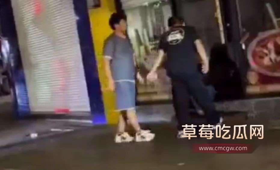 泰州纯爱男当街逮捕女友出轨3