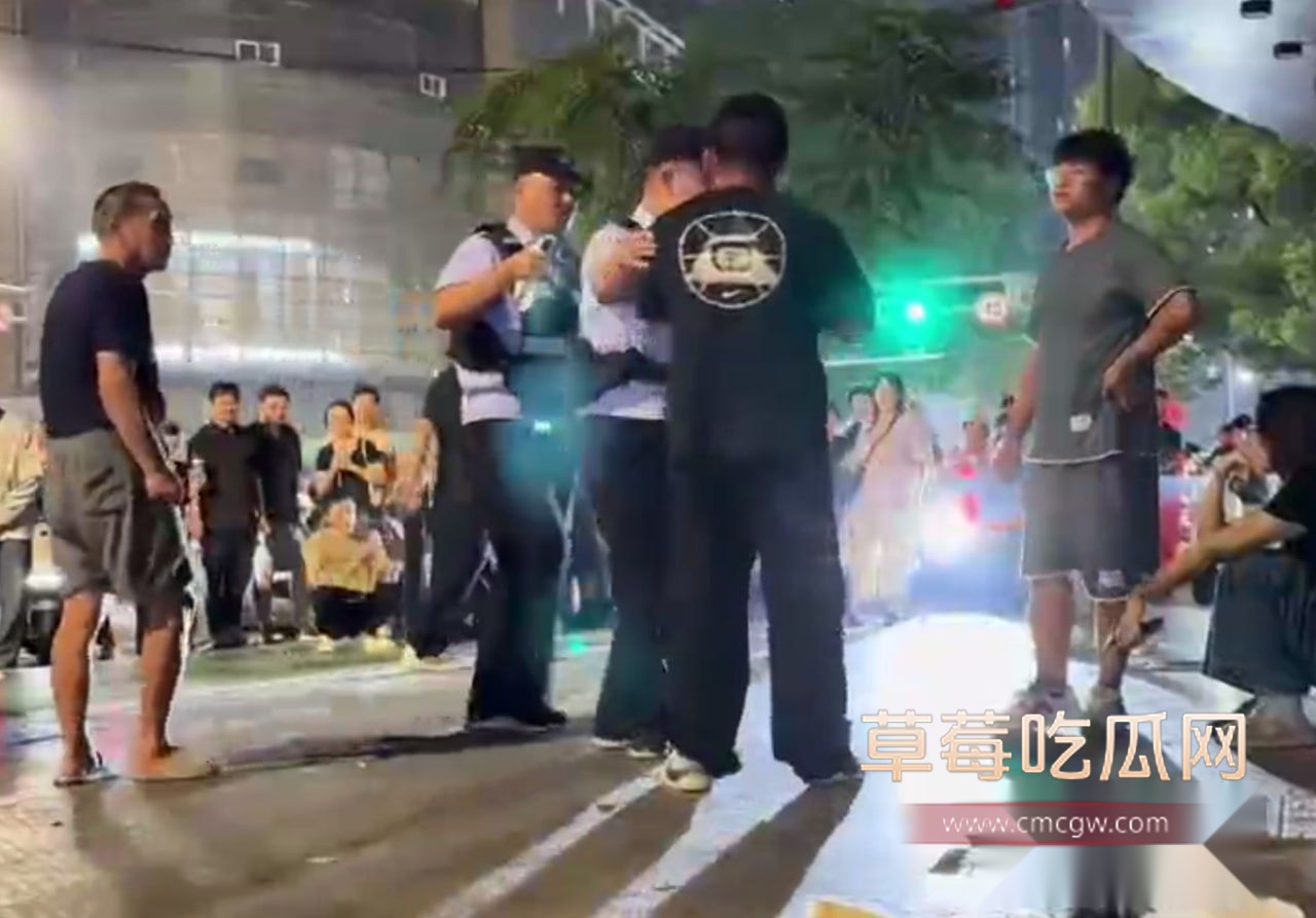 泰州纯爱男当街逮捕女友出轨4