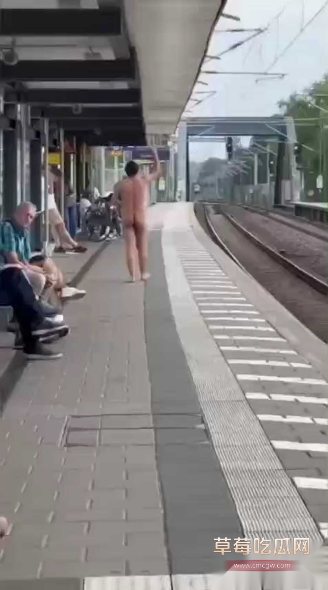 男子在火车战裸奔后卧轨自杀 1
