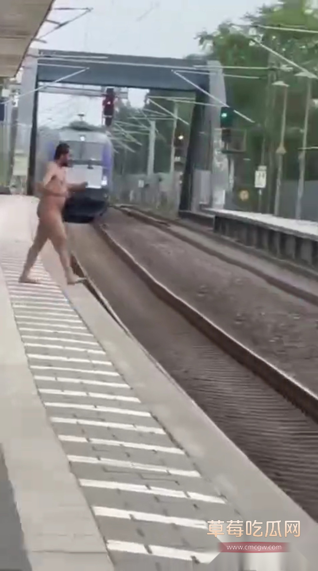 男子在火车战裸奔后卧轨自杀 2