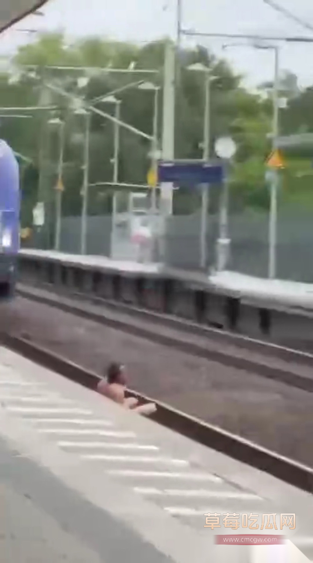 男子在火车战裸奔后卧轨自杀 3