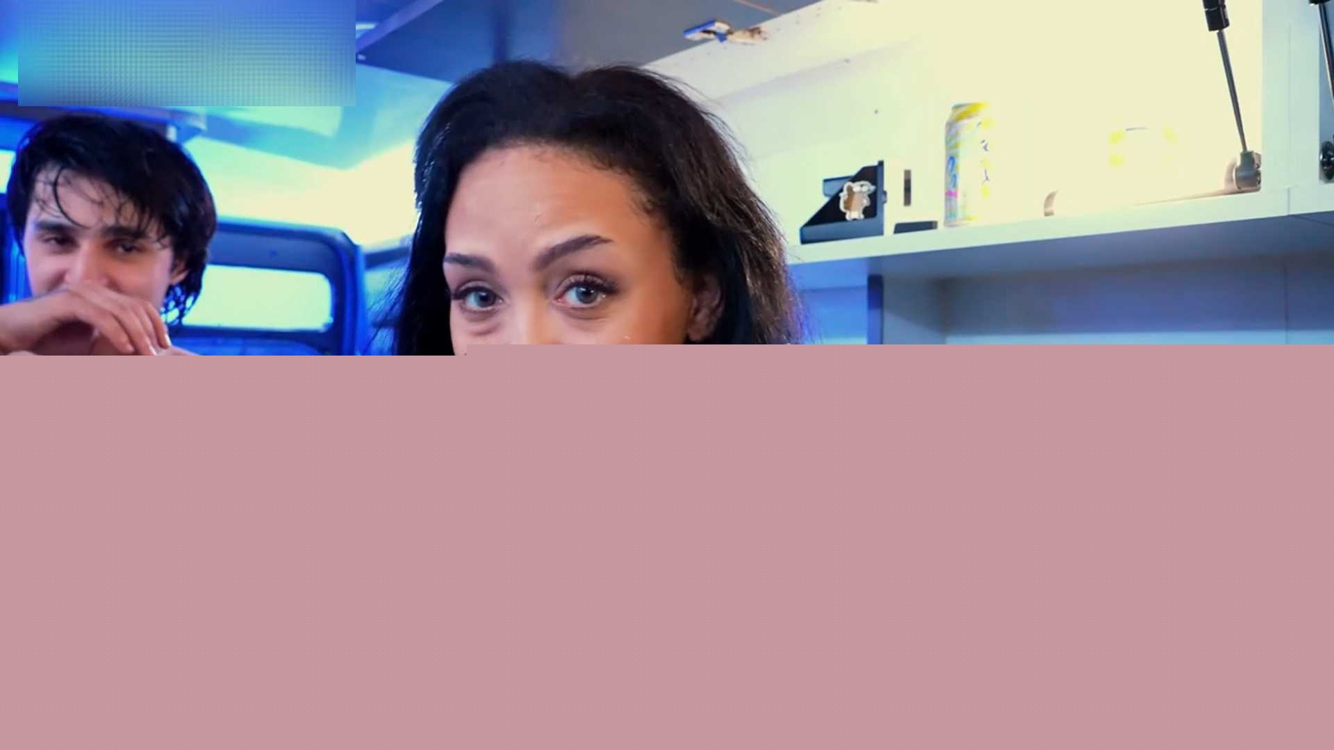 在车内过夜的兄妹 14