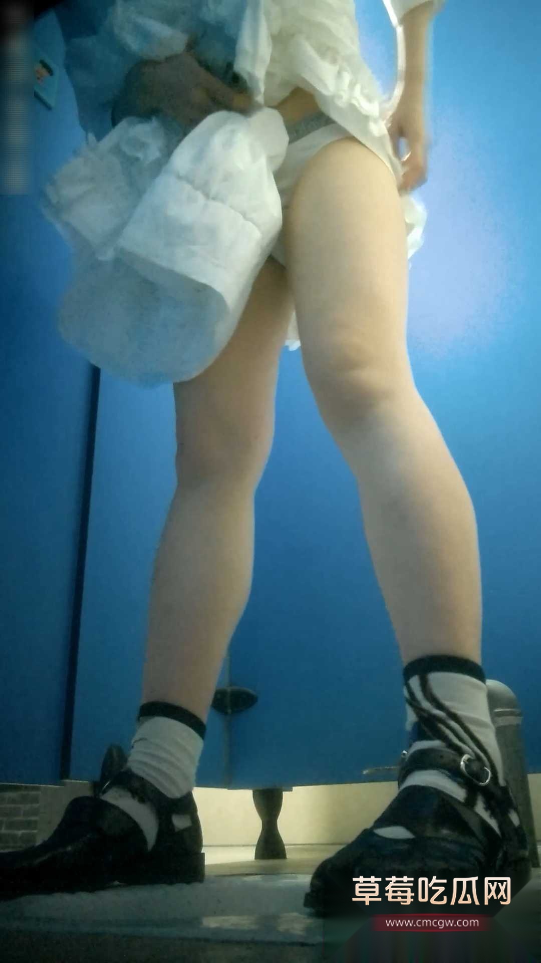 白裙可爱女孩上厕所被偷拍 1 白裙可爱女孩上厕所被偷拍 1