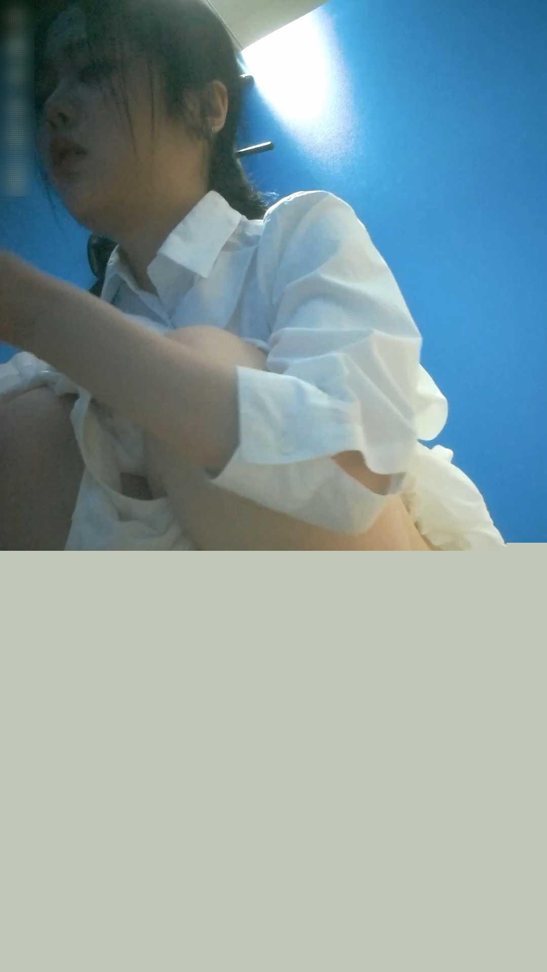 白裙可爱女孩上厕所被偷拍 2 白裙可爱女孩上厕所被偷拍 2