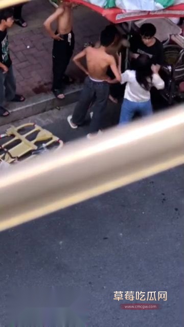 中国两大孝子当街抓奸老妈3 中国两大孝子当街抓奸老妈3