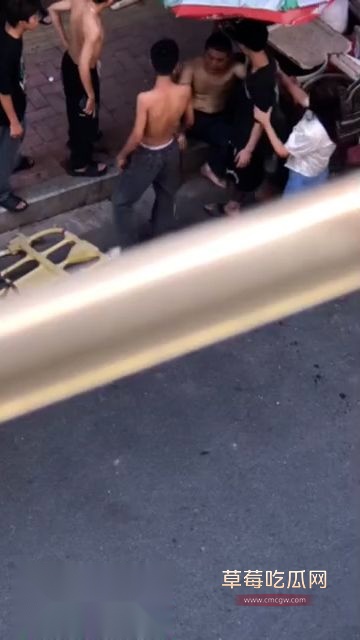 中国两大孝子当街抓奸老妈4 中国两大孝子当街抓奸老妈4