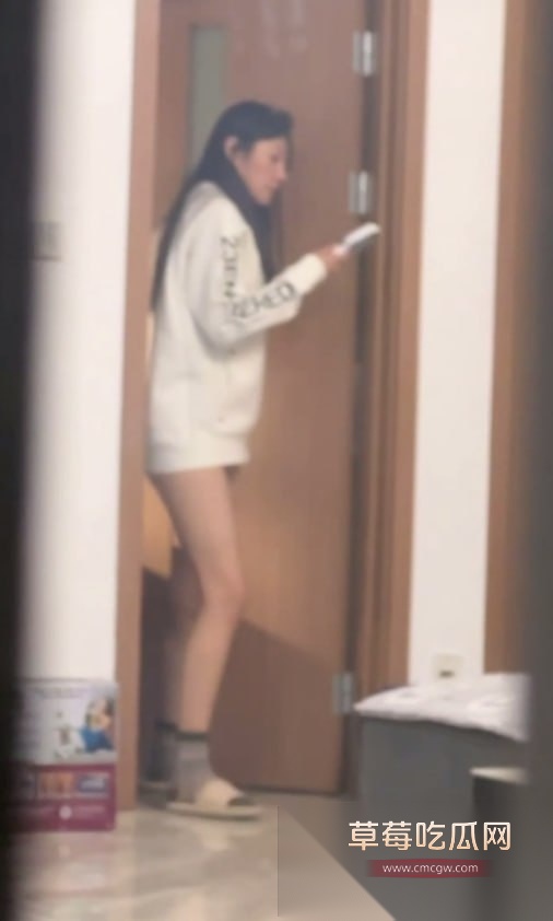 空姐下班后回到宿舍洗澡换衣服被大神多机位真实偷拍视频 12 空姐下班后回到宿舍洗澡换衣服被大神多机位真实偷拍视频 12