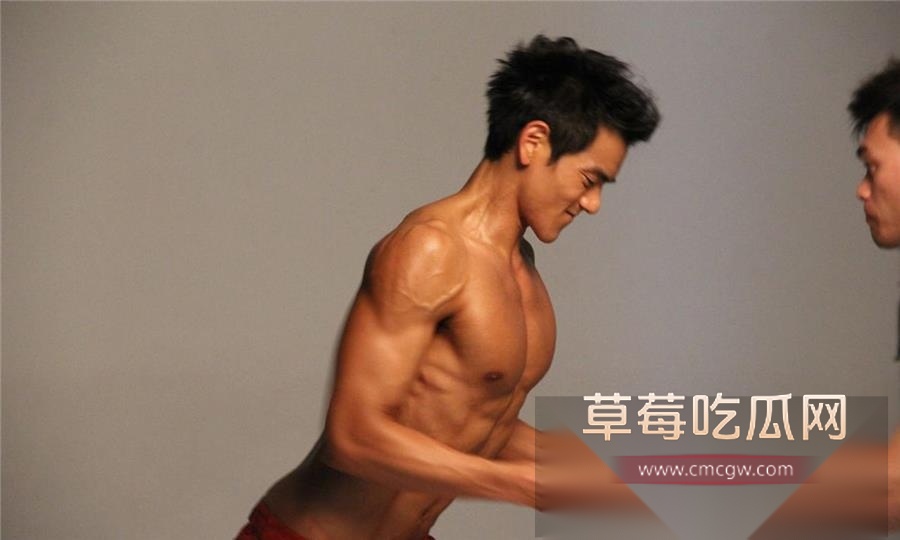 内娱炸裂大瓜 型男彭于晏被曝曾出柜追求台湾男艺人唐禹哲 现其私密被男人撸管视频在全网首次曝光！ 7