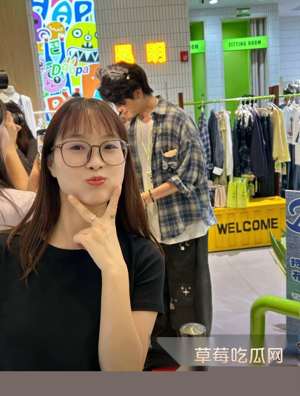 抖音19.8w粉丝男网红就叫王晨被女粉爆锤 称他只收奢侈品礼物和在有需求时候选妃操粉 还骂富婆粉丝有精神病! 24 抖音19.8w粉丝男网红就叫王晨被女粉爆锤 称他只收奢侈品礼物和在有需求时候选妃操粉 还骂富婆粉丝有精神病! 24