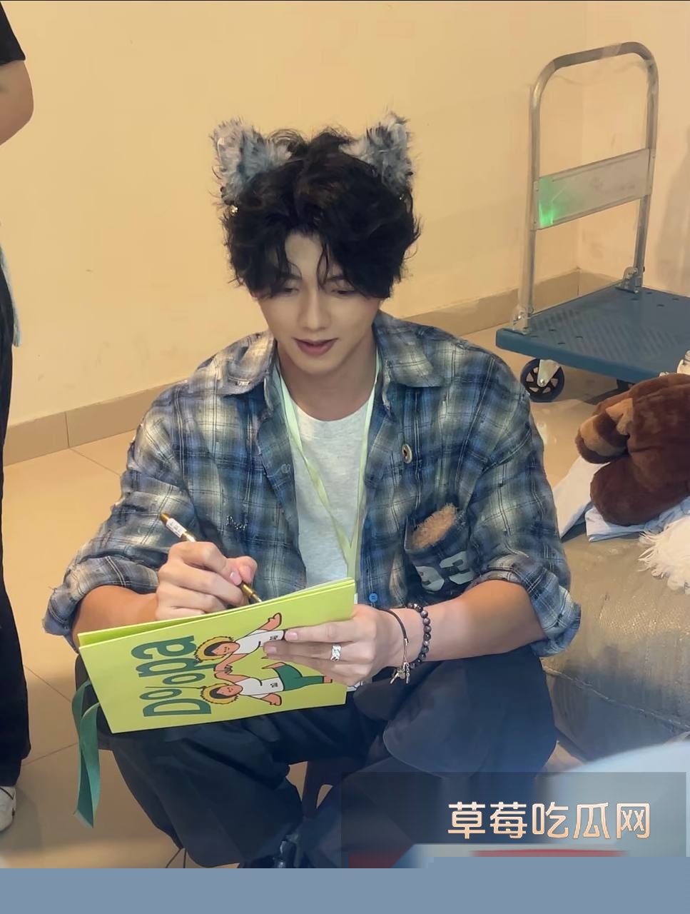 抖音19.8w粉丝男网红就叫王晨被女粉爆锤 称他只收奢侈品礼物和在有需求时候选妃操粉 还骂富婆粉丝有精神病! 25 抖音19.8w粉丝男网红就叫王晨被女粉爆锤 称他只收奢侈品礼物和在有需求时候选妃操粉 还骂富婆粉丝有精神病! 25