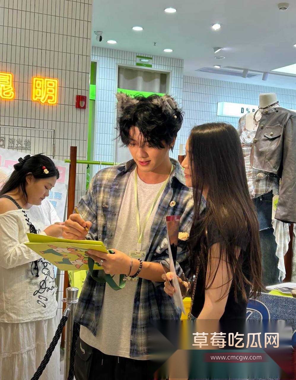 抖音19.8w粉丝男网红就叫王晨被女粉爆锤 称他只收奢侈品礼物和在有需求时候选妃操粉 还骂富婆粉丝有精神病! 26 抖音19.8w粉丝男网红就叫王晨被女粉爆锤 称他只收奢侈品礼物和在有需求时候选妃操粉 还骂富婆粉丝有精神病! 26