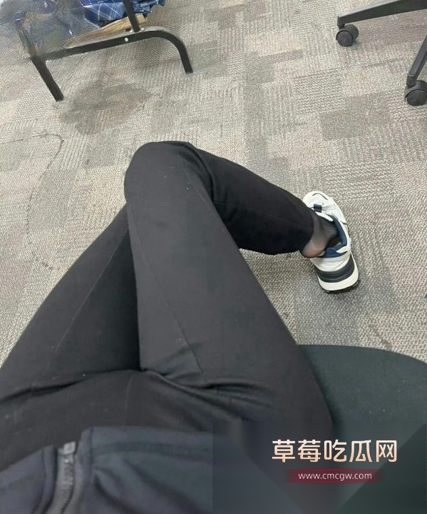 海角姐弟私密偷情新作 小伙哄骗姐姐到出租屋 趁姐姐练瑜伽时 扒下了她的瑜伽裤 把她按在胯下爆干! 4 海角姐弟私密偷情新作 小伙哄骗姐姐到出租屋 趁姐姐练瑜伽时 扒下了她的瑜伽裤 把她按在胯下爆干! 4