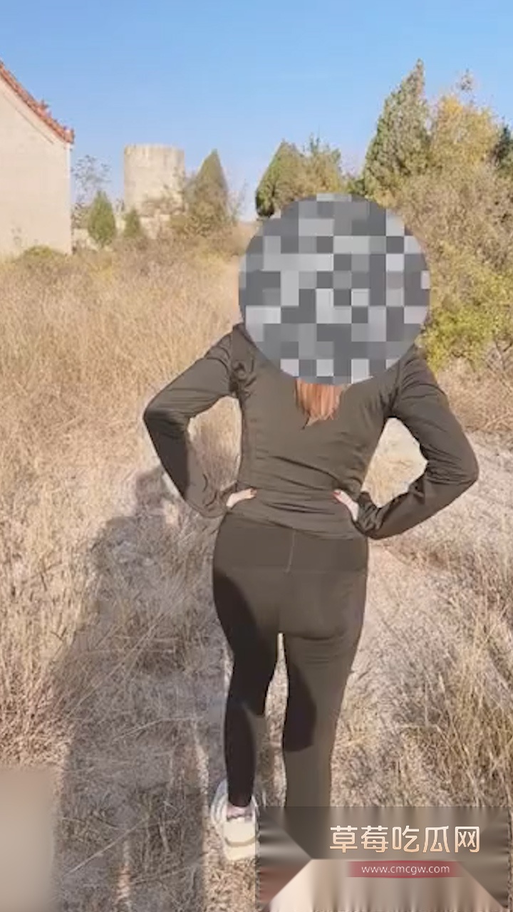 黄毛骚妹穿瑜伽裤约亲哥骑行 骑到半路趁没人户外刺激啪啪 扒开妹妹性感的紧身衣 露天激情后入骚穴！ 1