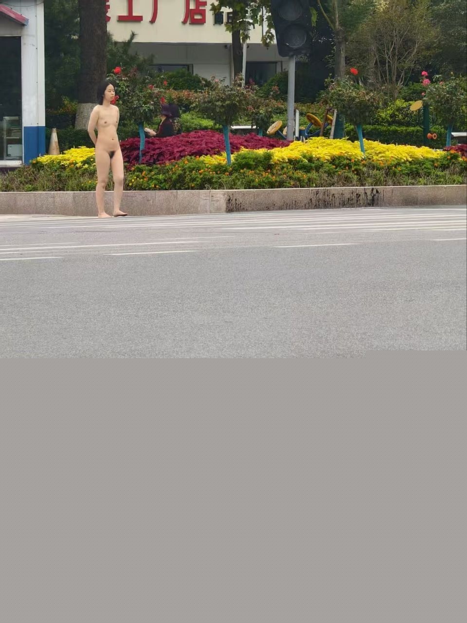 神火大道八一路上惊现全裸女孩游街1 神火大道八一路上惊现全裸女孩游街1