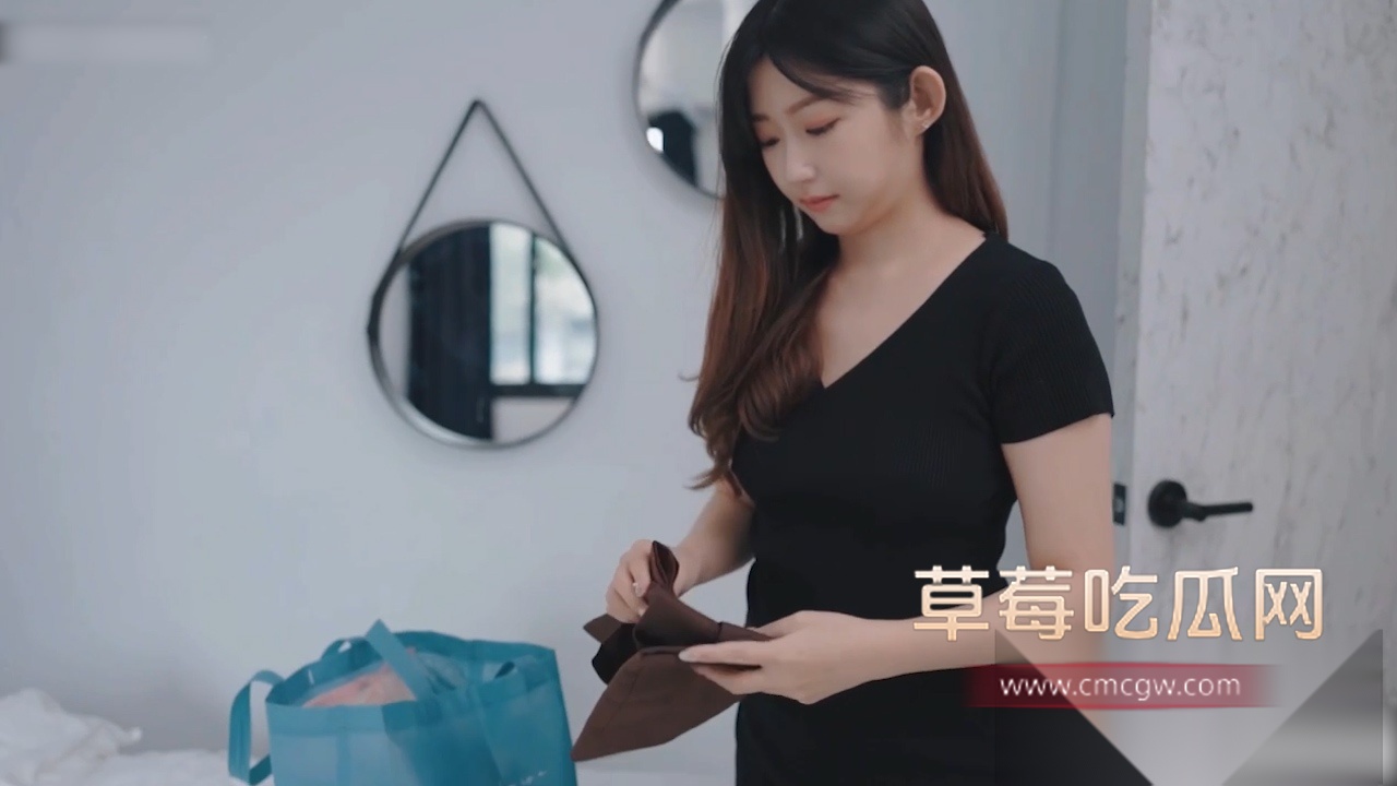 人气女模肉包私拍全裸家政服务福利视频 大奶全裸小女仆在打扫卫生时翻出主人的按摩棒疯狂自慰！ 6