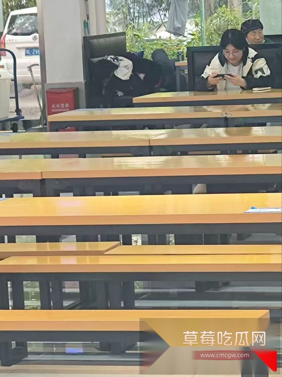 郑州经贸学院知心苑餐厅惊现男女情侣在线啪啪 女生被男生抱在怀里假装看手机其实下体肉屌相连正骑乘运动！ 5