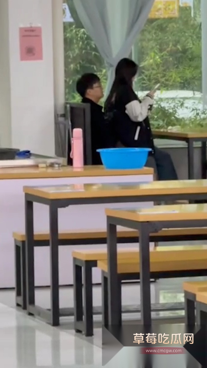 郑州经贸学院知心苑餐厅惊现男女情侣在线啪啪 女生被男生抱在怀里假装看手机其实下体肉屌相连正骑乘运动！ 1