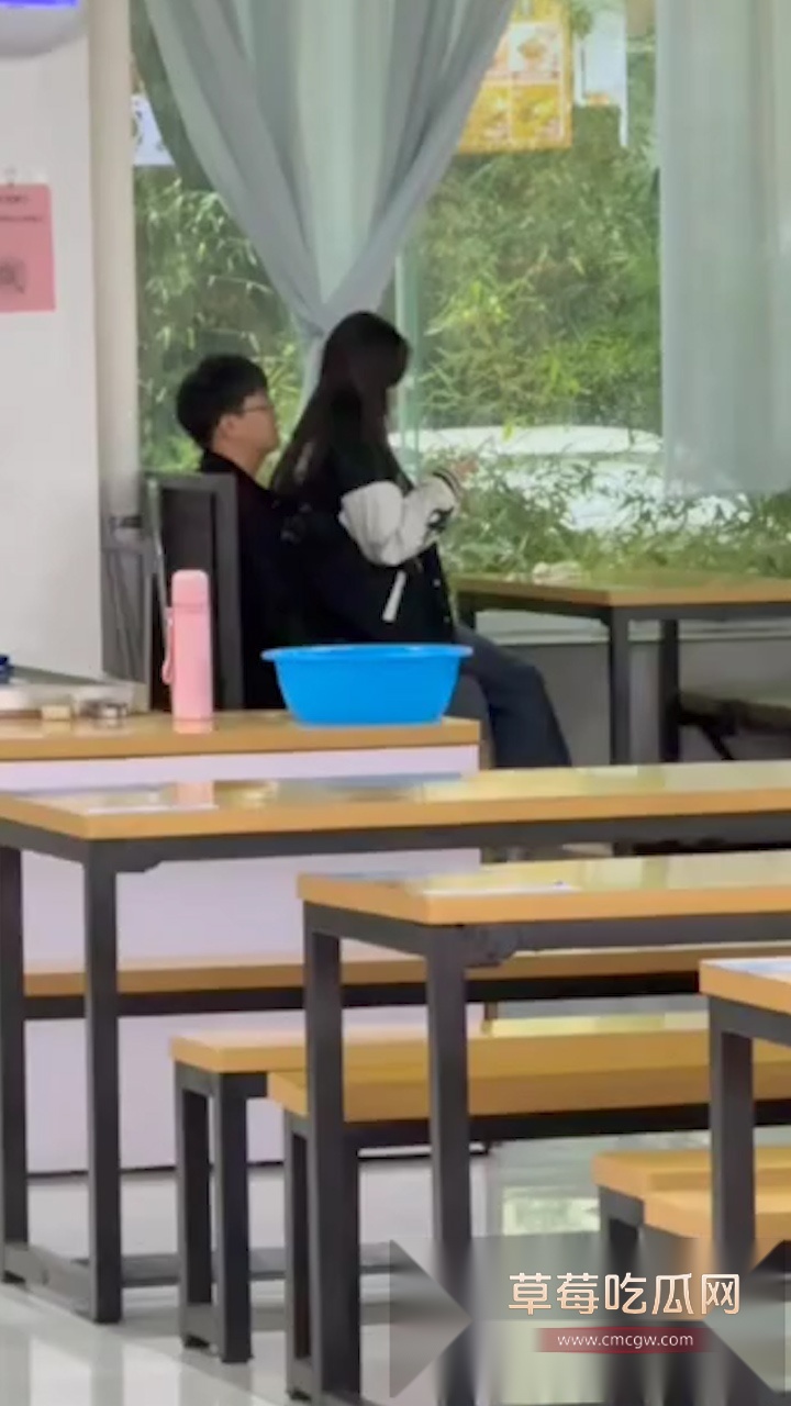 郑州经贸学院知心苑餐厅惊现男女情侣在线啪啪 女生被男生抱在怀里假装看手机其实下体肉屌相连正骑乘运动！ 2