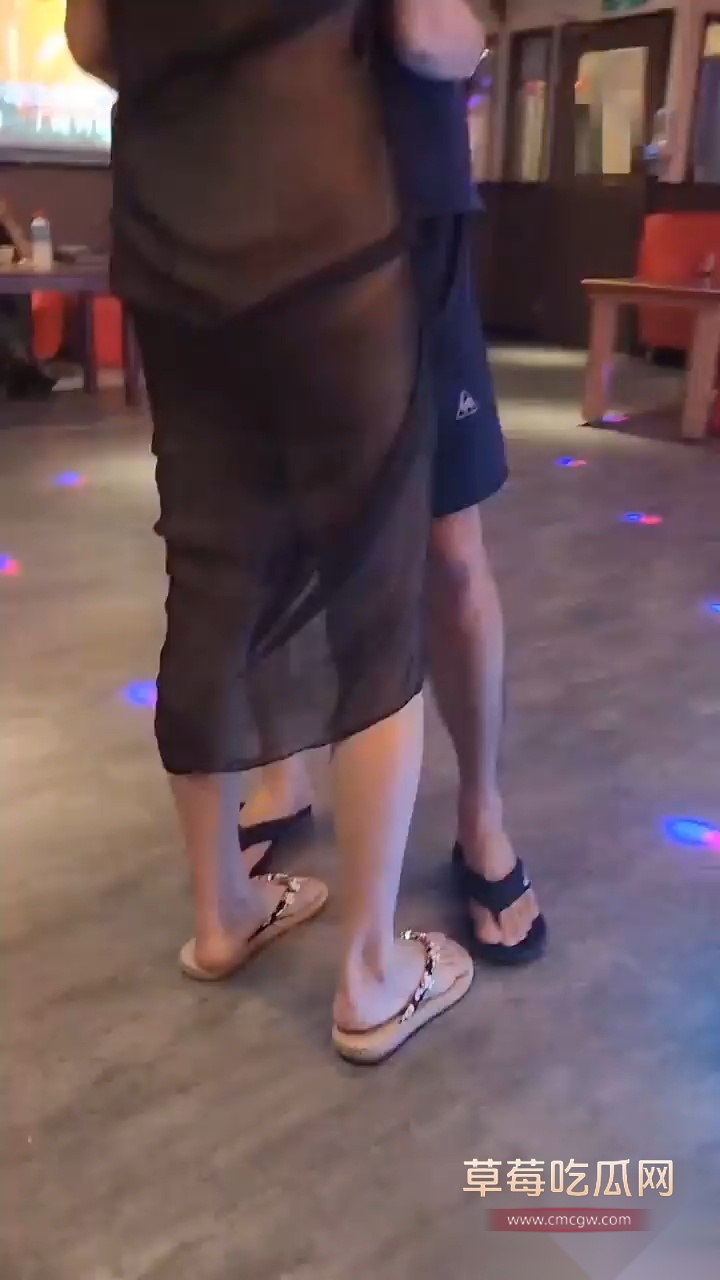 人妻张岚户外真空露出勾引路人互动 1