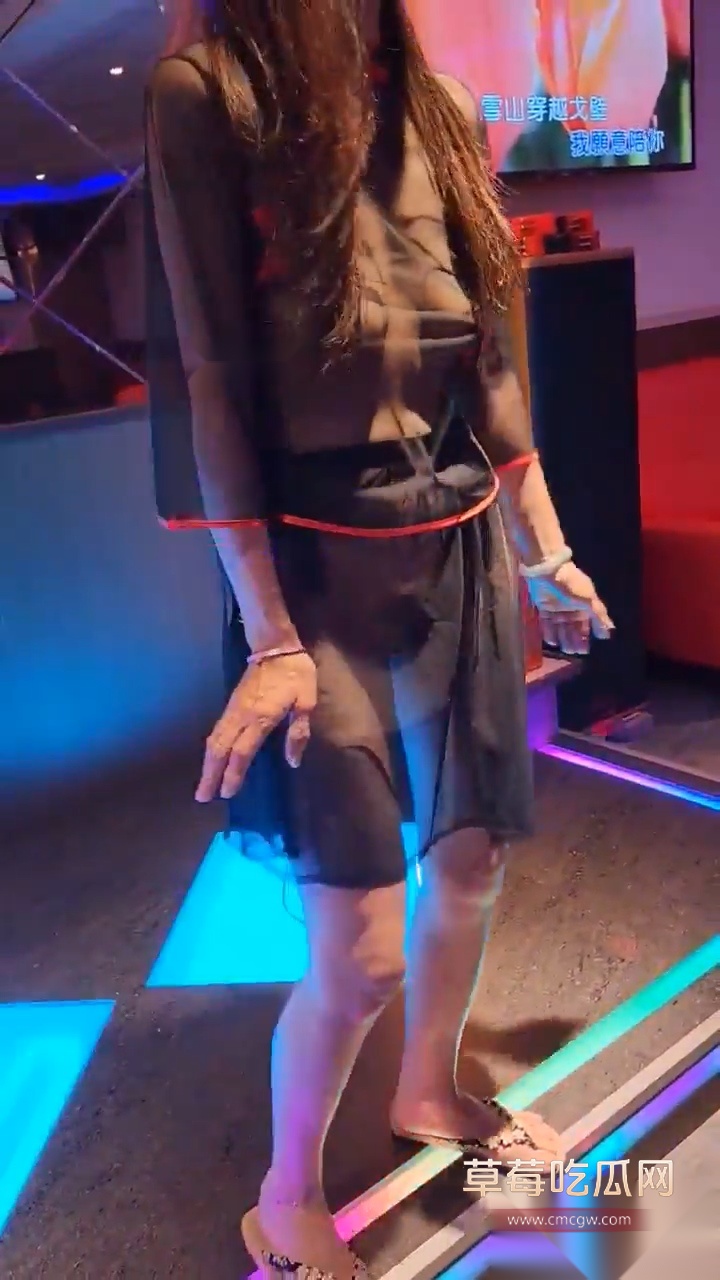 人妻张岚户外真空露出勾引路人互动 3