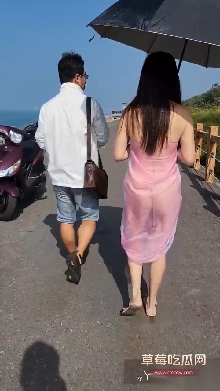 人妻张岚户外真空露出勾引路人互动 12