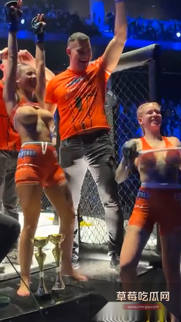 捷克斯洛伐克名人混合武术比赛现场 女拳手ko对手后兴奋掀衣露奶 壮硕的奶子把现场气氛推向高潮! 2 捷克斯洛伐克名人混合武术比赛现场 女拳手ko对手后兴奋掀衣露奶 壮硕的奶子把现场气氛推向高潮! 2