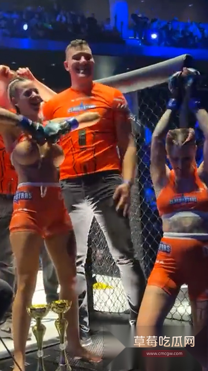 捷克斯洛伐克名人混合武术比赛现场 女拳手ko对手后兴奋掀衣露奶 壮硕的奶子把现场气氛推向高潮! 3 捷克斯洛伐克名人混合武术比赛现场 女拳手ko对手后兴奋掀衣露奶 壮硕的奶子把现场气氛推向高潮! 3