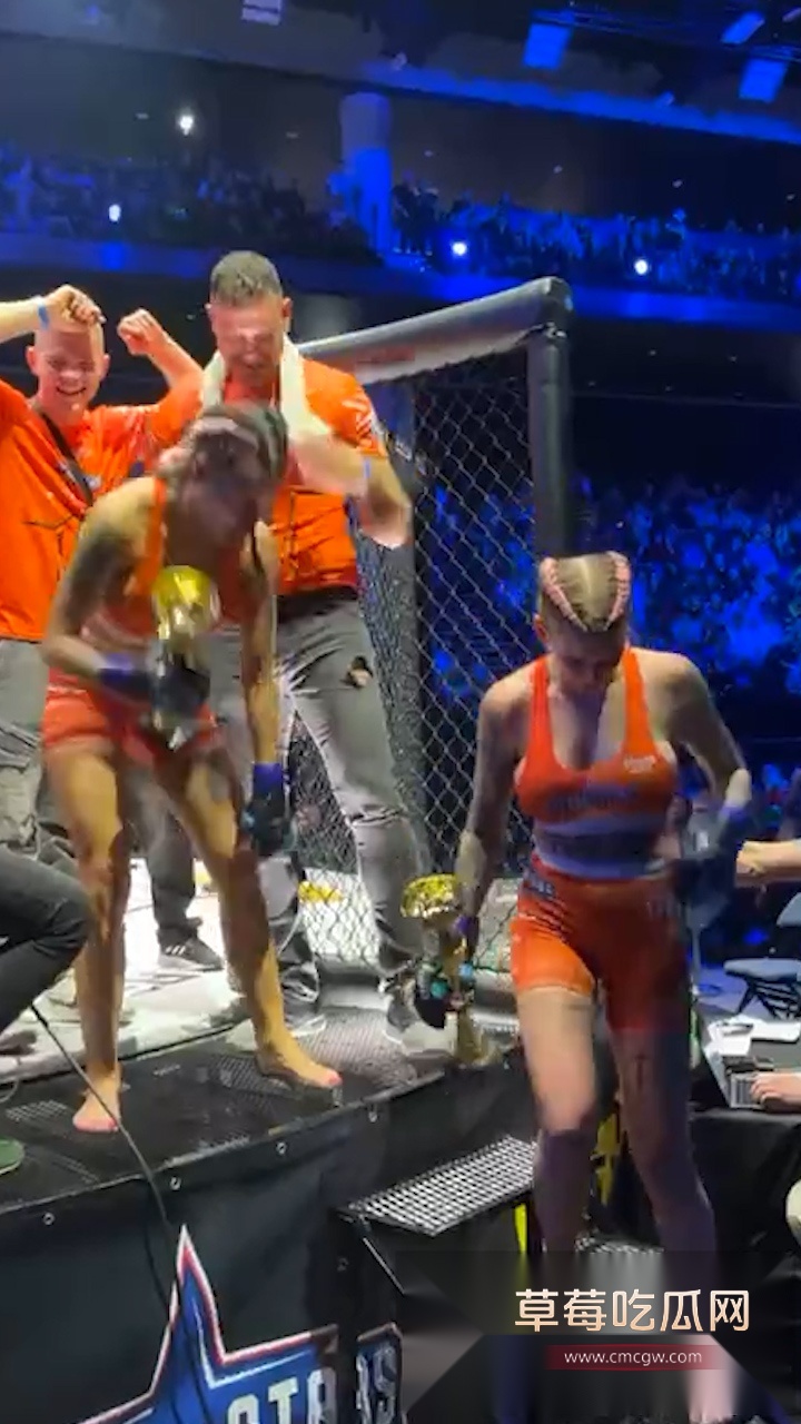 捷克斯洛伐克名人混合武术比赛现场 女拳手ko对手后兴奋掀衣露奶 壮硕的奶子把现场气氛推向高潮! 4 捷克斯洛伐克名人混合武术比赛现场 女拳手ko对手后兴奋掀衣露奶 壮硕的奶子把现场气氛推向高潮! 4