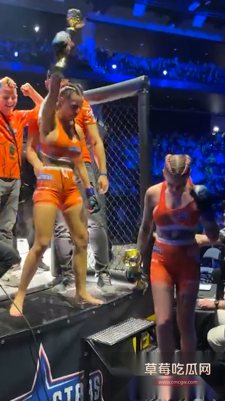 捷克斯洛伐克名人混合武术比赛现场 女拳手ko对手后兴奋掀衣露奶 壮硕的奶子把现场气氛推向高潮! 5 捷克斯洛伐克名人混合武术比赛现场 女拳手ko对手后兴奋掀衣露奶 壮硕的奶子把现场气氛推向高潮! 5