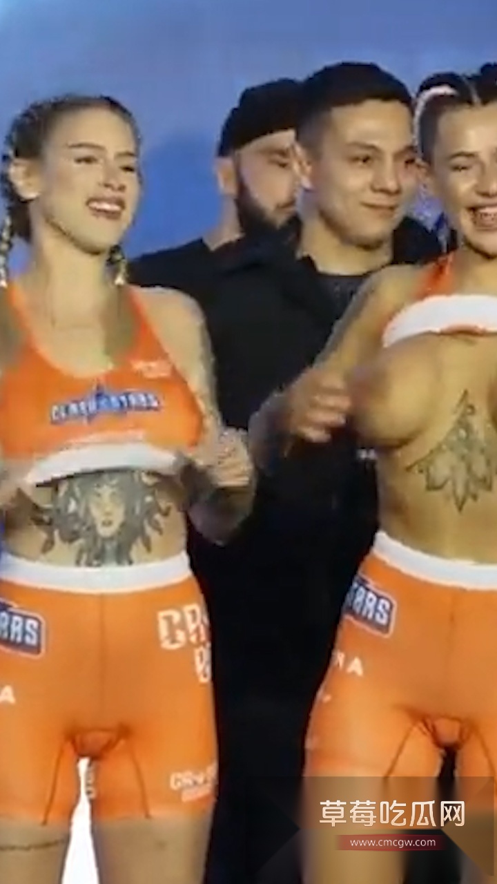 捷克斯洛伐克名人混合武术比赛现场 女拳手ko对手后兴奋掀衣露奶 壮硕的奶子把现场气氛推向高潮! 6 捷克斯洛伐克名人混合武术比赛现场 女拳手ko对手后兴奋掀衣露奶 壮硕的奶子把现场气氛推向高潮! 6