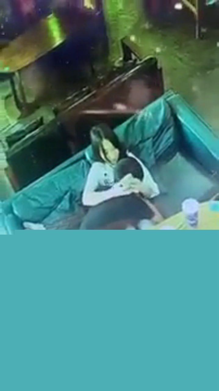 福建酒吧惊现小情侣激情缠绵 1