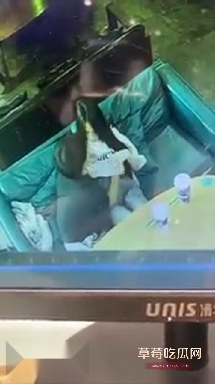 福建酒吧惊现小情侣激情缠绵 2