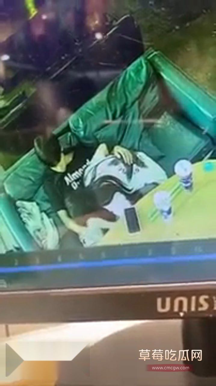 福建酒吧惊现小情侣激情缠绵 8