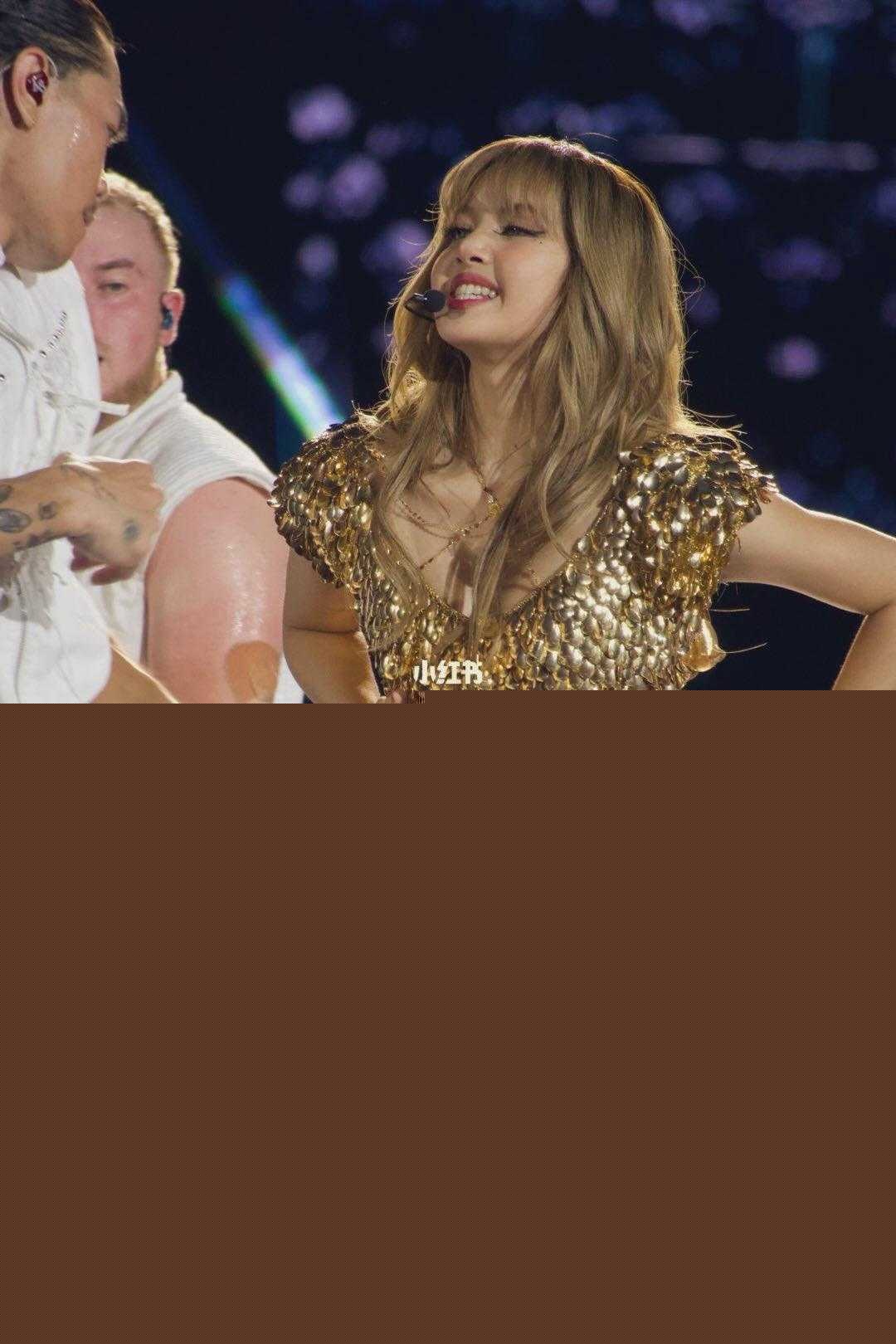 韩国顶流女团成员lisa被曝在台湾高雄演唱会上穿尺度超大露逼超短裙热舞 会后被神豪包下酒店做爱！ 1