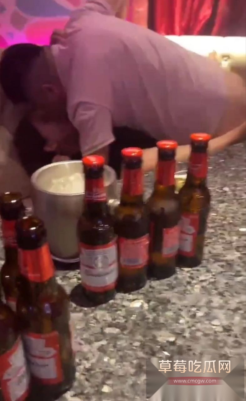 KTV醉酒男子扑倒陪酒小妹沙发当众强制爆操 1 KTV醉酒男子扑倒陪酒小妹沙发当众强制爆操 1