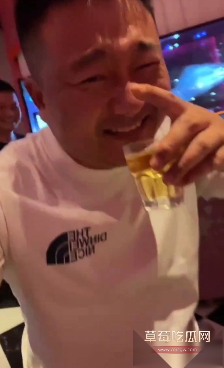 KTV醉酒男子扑倒陪酒小妹沙发当众强制爆操 4 KTV醉酒男子扑倒陪酒小妹沙发当众强制爆操 4