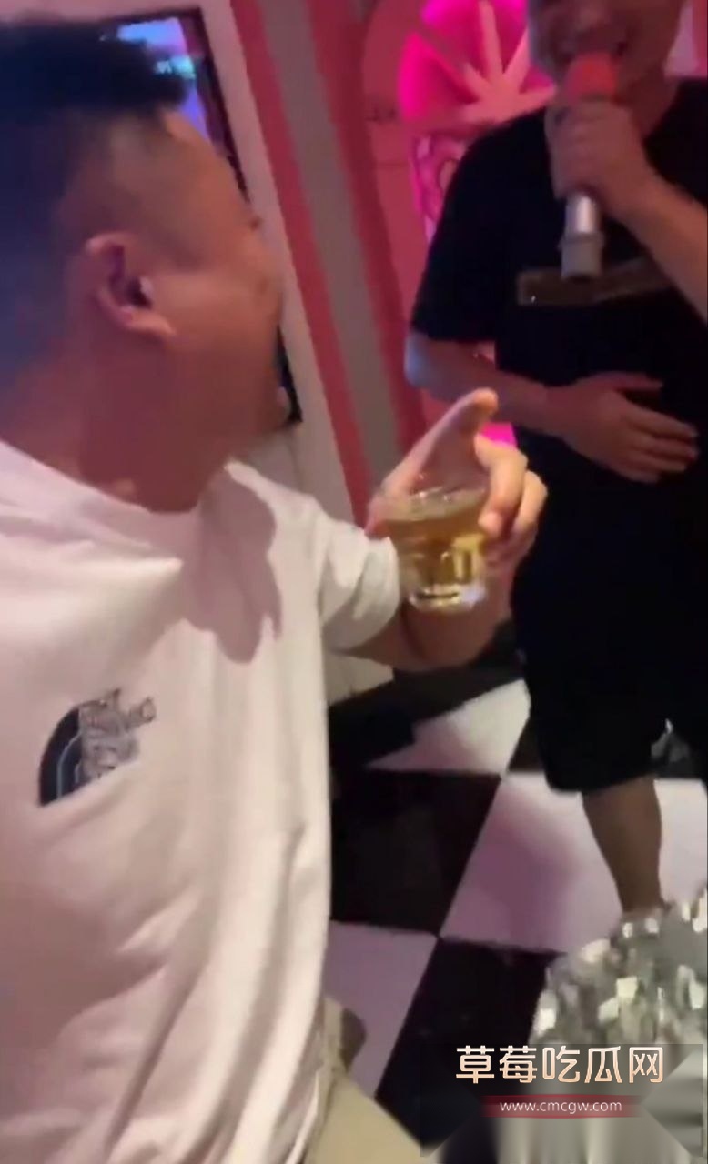 KTV醉酒男子扑倒陪酒小妹沙发当众强制爆操 5 KTV醉酒男子扑倒陪酒小妹沙发当众强制爆操 5