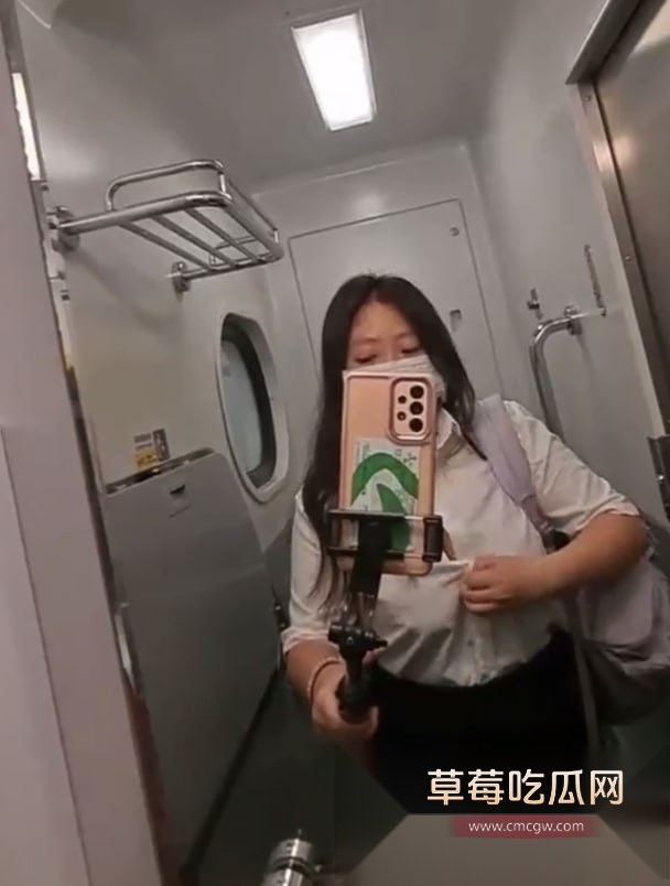 广西南宁一巨乳美女为了流量和刺激 竟然在火车和地铁上进行色情直播 不仅展示奶子还偷偷展示下体 被网友直呼恶心！ 2