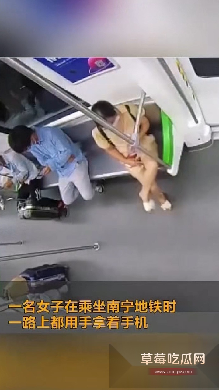 广西南宁一巨乳美女为了流量和刺激 竟然在火车和地铁上进行色情直播 不仅展示奶子还偷偷展示下体 被网友直呼恶心！ 4