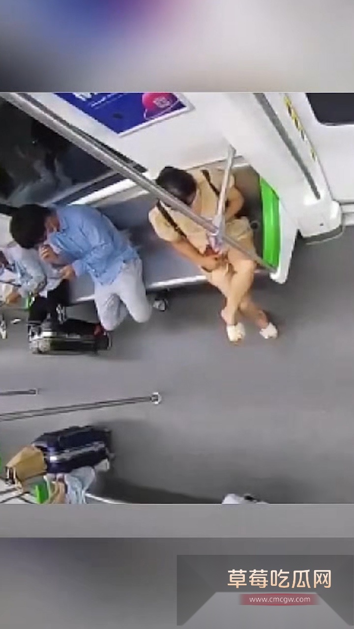 广西南宁一巨乳美女为了流量和刺激 竟然在火车和地铁上进行色情直播 不仅展示奶子还偷偷展示下体 被网友直呼恶心！ 5